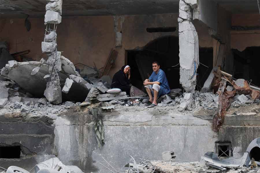 ছোট জনপদ হলেও প্রায় ২০ লক্ষ মানুষ প্রায় গা ঘেঁষাঘেঁষি করে, অস্বাস্থ্যকর পরিবেশে এখানে থাকতে বাধ্য হন। অথচ, জল, স্থল এবং আকাশ— তিন পথেই গাজ়াকে অবরূদ্ধ করে রেখেছে ইজ়রায়েল। অনেকেই তাই এই জনপদকে ‘খোলা জেলখানা’ বলে থাকেন।