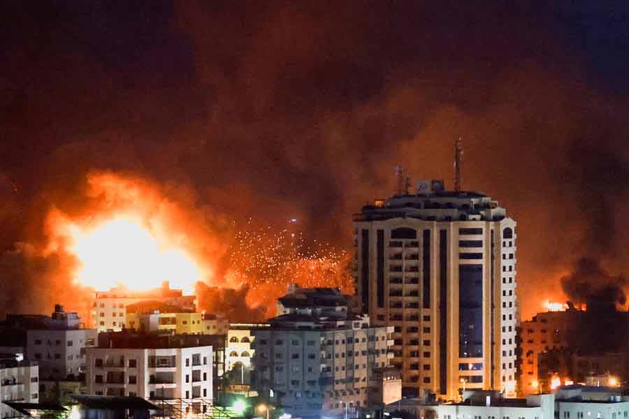 গাজার মোট জনসংখ্যার অন্তত ৪০ শতাংশের বয়স ১৪-র নীচে। নিত্যসঙ্গী দারিদ্র, বেকারত্ব। এমনিতেই এক বেলা করে বিদ্যুতের জোগান পায় গাজ়া।