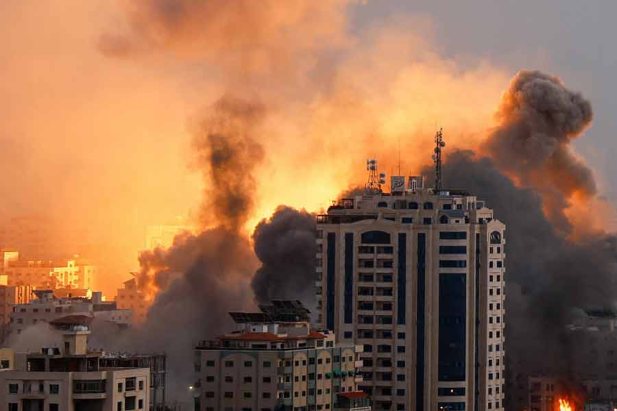 কিন্তু এত প্রতিকূলতার মধ্যেও বেপরোয়া এবং অবাধ্য গাজ়া। পালিয়ে পালিয়েই অর্ধজীবন কাটলেও বিদ্রোহে শান দিতে ভোলেন না গাজ়ার বাসিন্দারা। তাই দূরের রামাল্লায় নাম কা ওয়াস্তে ‘প্যালেস্তানিয়ান অথরিটি’ থাকলেও, গাজ়ায় জনসমর্থনের ঢল হামাসের দিকেই— যে হামাসের বিরুদ্ধে শতসহস্র অভিযোগ ইজ়রায়েল তো বটেই, পশ্চিমি সংবাদমাধ্যমের বড় অংশেরও।