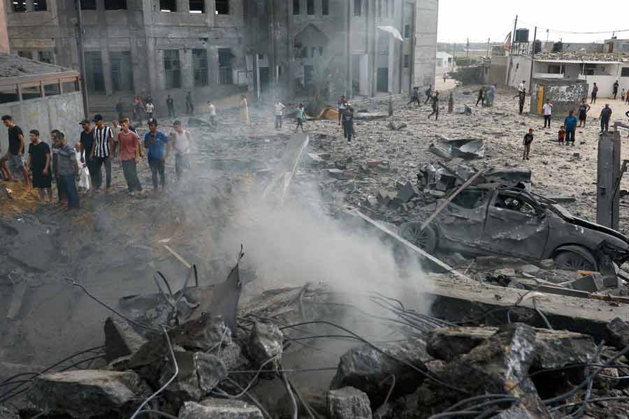 ইতিমধ্যেই গাজ়ার ভূখণ্ড বদলে দেওয়ার হুঁশিয়ারি দিয়েছেন ইজ়রায়েলের প্রতিরক্ষামন্ত্রী। পাল্টা হুঁশিয়ারি দিয়েছে হামাসও।