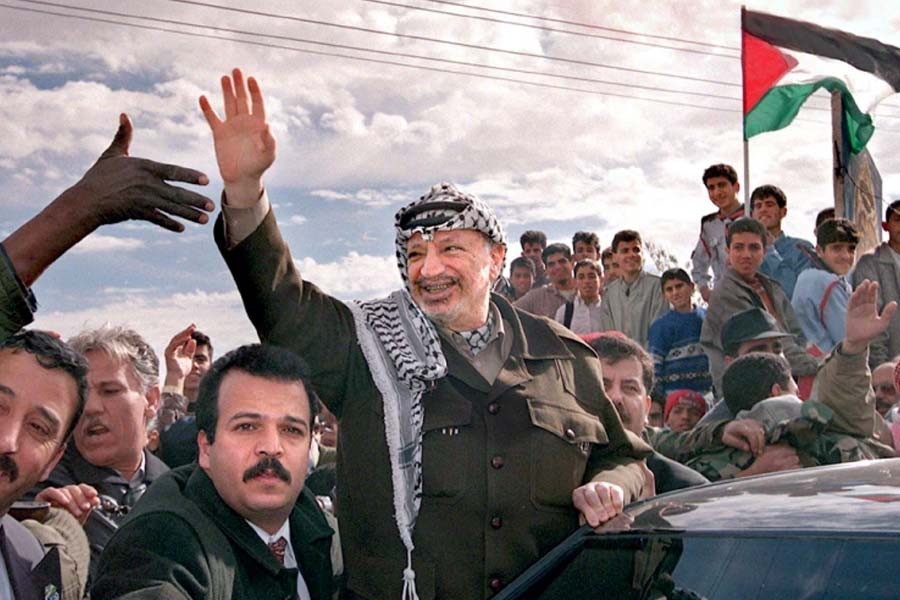 গোড়ার দিকে মিশরের শাসকদল মুসলিম ব্রাদারহুডের মদতপুষ্ট সংগঠন ‘ইমান-উল-মুসলিমিন প্যালেস্তাইন’-এর সঙ্গে যুক্ত ছিলেন ইয়াসিন। আরাফতের সংগঠন ‘ফাতা’-সহ বিভিন্ন প্যালেস্তিনীয় গোষ্ঠী নিয়ে গঠিত পিএলও-র সঙ্গে যার সম্পর্ক ছিল ‘অম্লমধুর’।