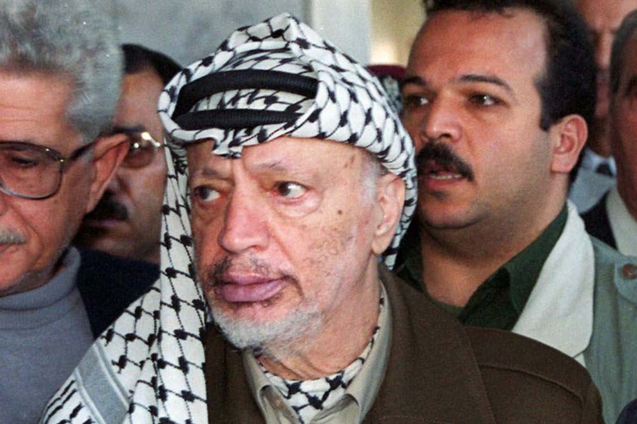 ১৯৭৩ সালে গরিব প্যালেস্তিনীয়দের আর্থিক এবং সামাজিক সহায়তার জন্য ‘মুজমা-আল-ইসলামিয়া’ নামে একটি সংগঠন গড়ার জন্য ইজ়রায়েল সরকারের অনুমতি চেয়েছিলেন ইয়াসিন। প্রাথমিক ভাবে ইজ়রায়েল সরকার সম্মতি না দিলেও বছরখানেক পরে অনুমতি দিয়েছিল।