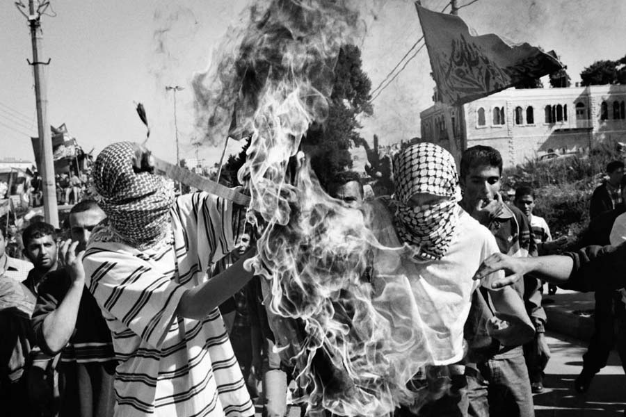 ১৯৮৭-র ডিসেম্বরে প্যালেস্তিনীয় মুক্তি সংগঠনগুলির যৌথ মঞ্চ ‘আল-কায়দা আল মুয়াহদ্দা’ ইজরায়েলের বিরুদ্ধে ‘ইন্তিফাদা’ (সর্বাত্মক অভ্যুত্থান) শুরু করেছিল। ঠিক সে সময়ই নয়া সংগঠন হামাস গড়ে সেই সংগ্রামে শামিল হয়েছিলেন ইয়াসিন।