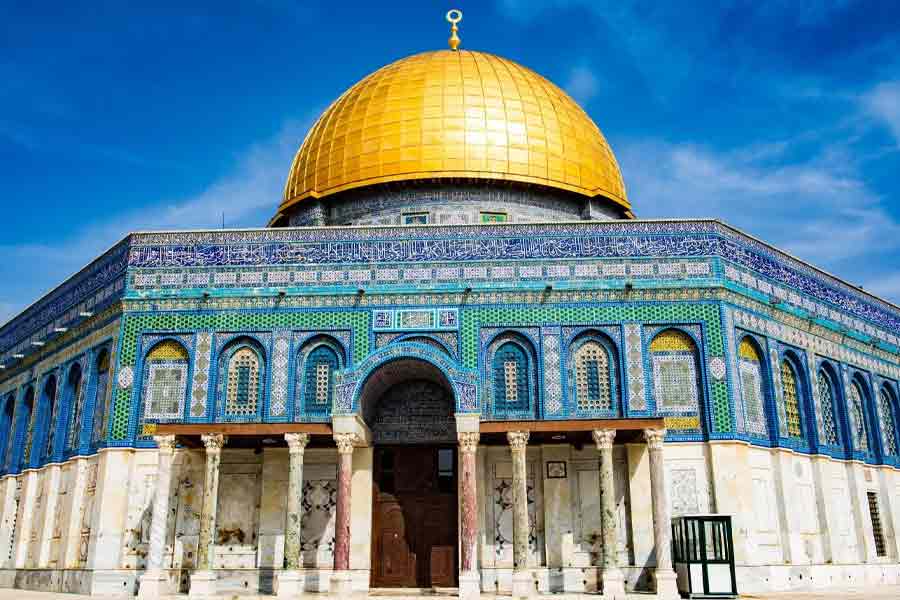 ১৯৮৭-র ১৪ ডিসেম্বর আত্মপ্রকাশ করা হামাস সংগঠনের পুরো নাম, ‘হারকাত আল-মুকাওয়ামা আল-ইসলামিয়া’ অর্থাৎ ‘ইসলামি প্রতিরোধ আন্দোলন’। প্রতীক জ়েরুসালেমের হারম আল-শরিফ মসজিদের (ইজ়রায়েলিদের কাছে পরিচিত ‘টেম্পল মাউন্ট’ নাম) গম্বুজ এবং পবিত্র তরবারি।