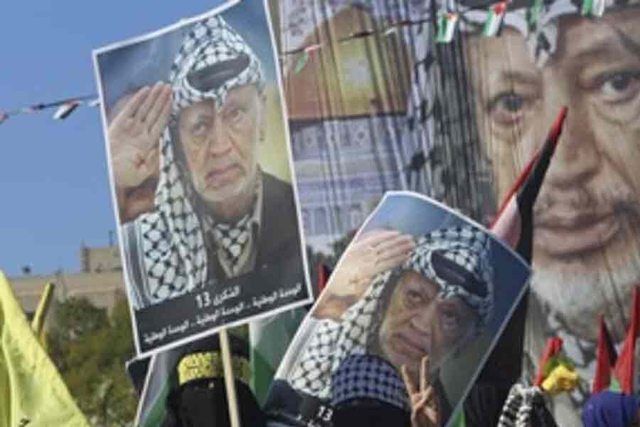 কিন্তু এক বছরের মধ্যেই ‘ছবি’ বদলে যায়। ১৯৮৮ সালে ইয়াসিনের নেতৃত্বে হামাসের সর্বোচ্চ নীতিনির্ধারক মঞ্চ ‘পলিটিক্যাল ব্যুরো’র বৈঠকে গৃহীত হয় ‘হামাস চার্টার’। সেখানে ‘অধিকৃত আরব ভূখণ্ড’ থেকে ইজ়রায়েলি দখলদারি পুরোপুরি উৎখাতের ডাক দেওয়া হয়েছিল।