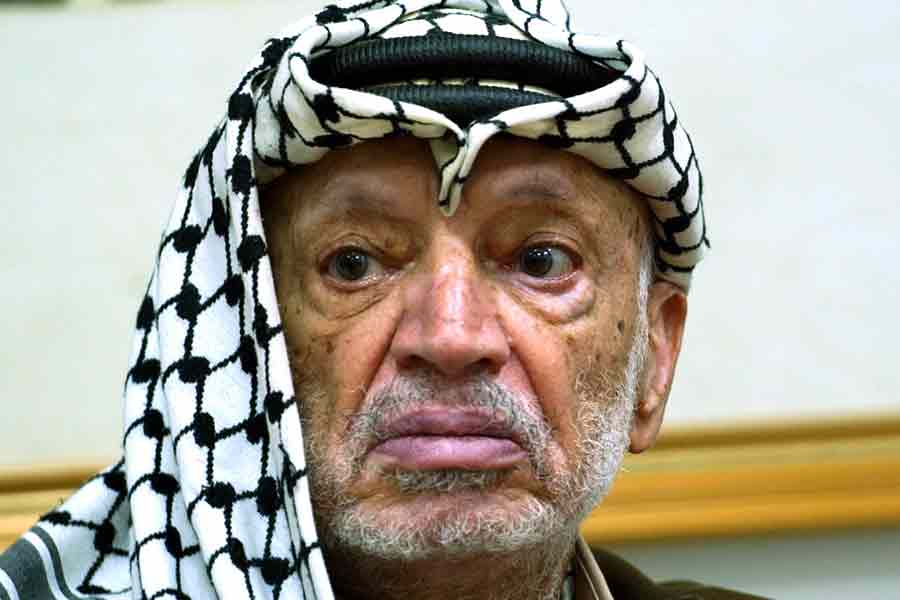 ১৯৮৯ সালে ইয়াসিনকে সন্ত্রাসবাদী কার্যকলাপে জড়িত থাকার অভিযোগে গ্রেফতার করেছিল ইজ়রায়েল। বিচারে তাঁর যাবজ্জীবন জেলের সাজা হয়। প্রায় আট বছর আটক থাকার পরে জর্ডনের মধ্যস্থতায় মামাসের হাতে আটক দুই মোসাদ আধিকারিকের মুক্তির বিনিময়ে ছাড়া পান তিনি।