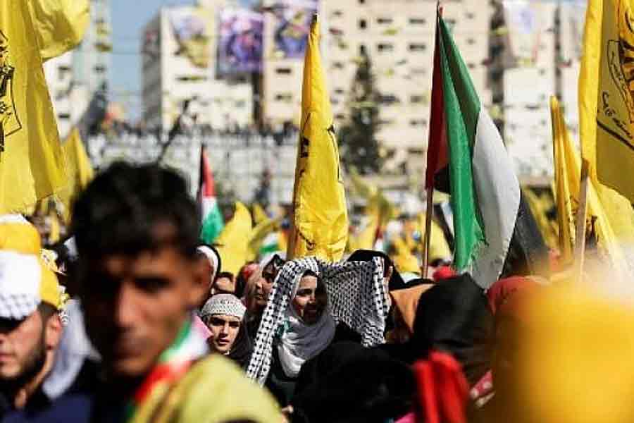 ১৯৯৩ সালে ইজ়রায়েলের সঙ্গে যুদ্ধবিরতির উদ্দেশ্যে আমেরিকার মধ্যস্থতায় অসলো-১ চুক্তি সই করেন আরাফত। এই ঘটনায় ইজ়রায়েলি ফৌজের নিপীড়নের শিকার গাজ়ার প্যালেস্তিনীয় জনতা পিএলও-র উপর আস্থা হারায়। দ্রুত জনপ্রিয়তা বাড়ে শান্তিপ্রক্রিয়ার বিরোধী কট্টরপন্থী হামাসের।