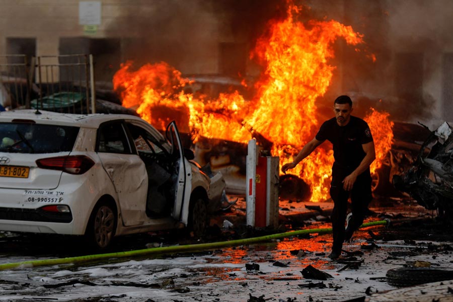 ২০০৩ সালের জুলাই মাসে প্রথম ইজ়রায়েলে বিরুদ্ধে বড় হামলা চালায় হামাস। জেরুসালেমে আত্মঘাতী হামলা চালিয়ে ২১ জনকে হত্যা করা হয়। দু’মাস পরে এর ‘জবাবে’ গাজ়ায় হামাসের ডেরায় হানা দেয় তেল আভিভের এফ-১৬ যুদ্ধবিমান। সূচনা হয় পশ্চিম এশিয়ার ইতিহাসের আর এক রক্তক্ষয়ী অধ্যায়ের।
