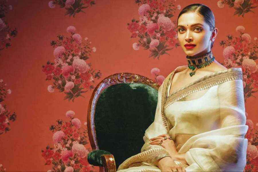 Decorate your walls with wall papers instead of colour before this durga puja dgtl