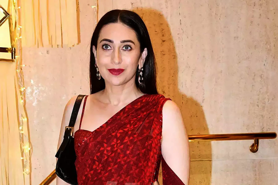 কপূর পরিবারকে বলিপাড়ার অন্যতম স্তম্ভ হিসাবে গণ্য করা হয়। সেই পরিবারের কন্যা করিশ্মা কপূর নব্বইয়ের দশকে জনপ্রিয়তার শিখরে পৌঁছেছিলেন। কিন্তু অভিনয়ে নামার জন্য পরিবারের সকল সদস্যের মতের বিরুদ্ধে যেতে হয়েছিল করিশ্মাকে।