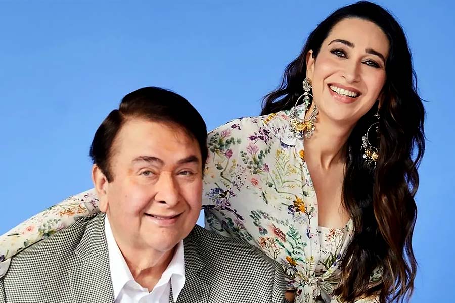 বলি অভিনেতা রণধীর কপূরের কন্যা করিশ্মা। রাজ কপূর সম্পর্কে করিশ্মার ঠাকুরদা। পৃথ্বীরাজ কপূর, রাজ কপূর, শম্মি কপূর, রণধীর কপূর, ঋষি কপূরের মতো বলিউডের তাবড় তাবড় অভিনেতারা সকলেই কপূর পরিবারের সদস্য। কিন্তু সেই পরিবারের কন্যা বলিপাড়ায় আত্মপ্রকাশ করবেন শুনে আপত্তি জানান সকলে।