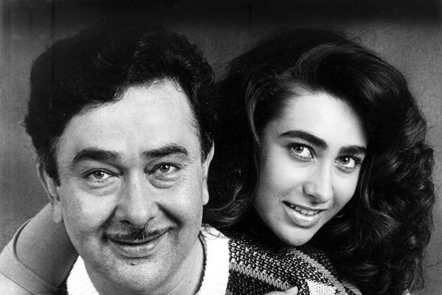 সিমি গাড়েওয়ালকে দেওয়া এক পুরনো সাক্ষাৎকারে করিনা বলেন, ‘‘রাজ কপূরের পরিবারে জন্মালেও বলিউডে প্রবেশ করা করিশ্মার ক্ষেত্রে খুব একটা সহজ ছিল না।’’