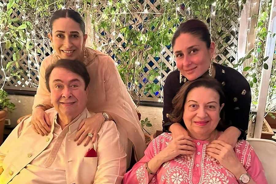 করিনা বলেন, ‘‘করিশ্মা যে অভিনয় করবেন, সে সিদ্ধান্ত সকলকে জানানোর পর কেউই তাঁর সঙ্গে সহমত হতে পারেননি। সকলেই আপত্তি জানান।’’ শত মতবিরোধ সত্ত্বেও নিজের স্বপ্ন লক্ষ্য করে এগিয়ে যান করিশ্মা।