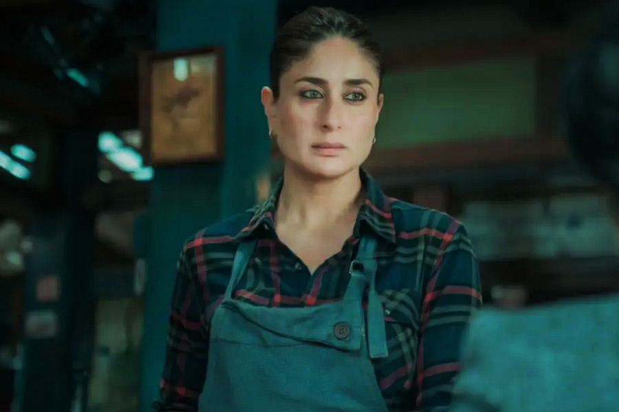 চলতি বছরের ২১ সেপ্টেম্বর ৪৩ বছরে পা ফেললেন করিনা। ওই দিনই ওটিটি প্ল্যাটফর্মে আত্মপ্রকাশ করলেন তিনি। করিনার জন্মদিনে নেটফ্লিক্সে মুক্তি পায় ‘জানে জান’ ছবিটি। বাঙালি পরিচালক সুজয় ঘোষ পরিচালিত এই ছবিতে অভিনয় করতে দেখা যায় করিনাকে।