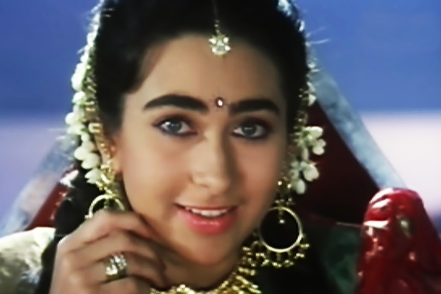 কেরিয়ারের শুরুর দিকে পর পর ছবি ব্যর্থ হচ্ছিল করিশ্মার। কিন্তু ১৯৯২ সালে মুক্তিপ্রাপ্ত ‘জিগর’ এবং ১৯৯৩ সালে মুক্তিপ্রাপ্ত ‘আনাড়ি’ ছবিটি অভিনেত্রীর কেরিয়ারে সাফল্যের প্রথম মাইলফলক গড়ে তোলে।