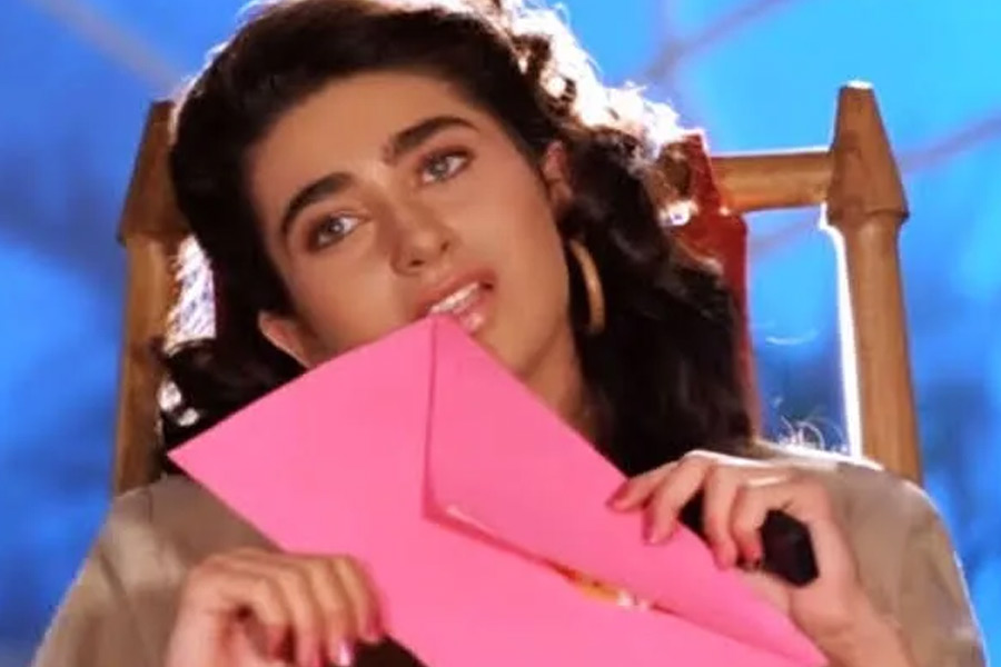 ১৯৯১ সালে ‘প্রেম কয়েদি’ নামে একটি রোম্যান্টিক ঘরানার ছবি প্রেক্ষাগৃহে মুক্তি পায়। মাত্র ১৬ বছর বয়সে এই ছবিতে অভিনয় করে বলিপাড়ায় আত্মপ্রকাশ করেন করিশ্মা। ছবিটি বক্স অফিসে মাঝারি মানের ব্যবসা করে।