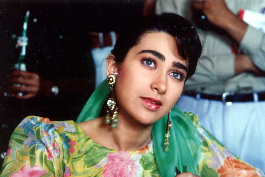 বলিপাড়ার খ্যাতনামী ছবিনির্মাতা ডেভিড ধওয়ানের সঙ্গে কাজ শুরুর পর করিশ্মার জীবন অন্য দিকে মোড় নেয়। ডেভিড পরিচালিত একের পর এক ছবিতে অভিনয় করে রাতারাতি জনপ্রিয় হয়ে ওঠেন অভিনেত্রী।