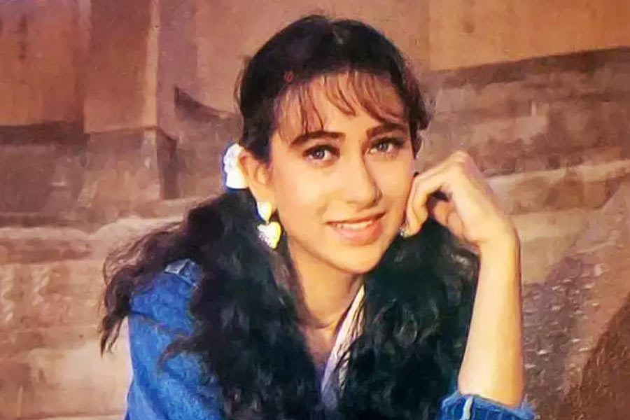 নব্বইয়ের দশকে উপার্জনের ভিত্তিতে বলিপাড়ার অভিনেত্রীদের তালিকায় শীর্ষে পৌঁছন করিশ্মা। কিন্তু কেরিয়ারে সাফল্যের চূড়ায় পৌঁছে অভিনয় থেকে হঠাৎ নিজেকে সরিয়ে নেন অভিনেত্রী।