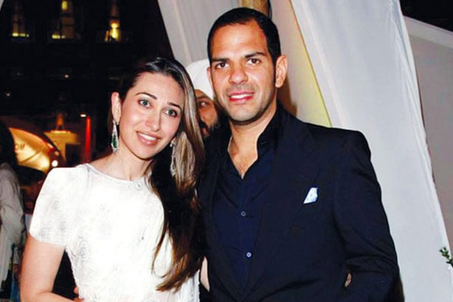 বলিপাড়ার একাংশের অনুমান, সঞ্জয় কপূরের সঙ্গে বিয়ে এবং বিচ্ছেদ অভিনেত্রীর কেরিয়ারের উপর প্রভাব ফেলে। তাই নাকি তিনি নিজেকে অভিনয় থেকে সরিয়ে নেন।