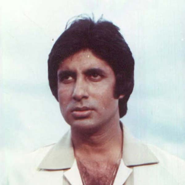 ১৯৬৯ সালে ‘সাত হিন্দুস্তানি’ ছবির মাধ্যমে বলিপাড়ায় আত্মপ্রকাশ করেন অমিতাভ। তার পর ১১টি ছবিতে মুখ্যচরিত্রে অভিনয় করলেও সেই ছবিগুলি বক্স অফিসে ব্যবসা করতে পারেনি। কিন্তু তাঁর কেরিয়ারে নতুন মোড় আসে এর চার বছর পর।