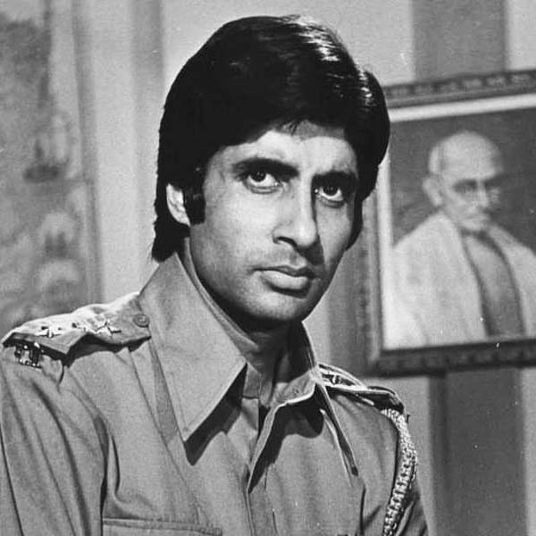 ১৯৭৩ সালে প্রকাশ মেহরার পরিচালনায় প্রেক্ষাগৃহে মুক্তি পায় ‘জঞ্জীর’ ছবিটি। এই ছবিতে ইনস্পেক্টর বিজয় খন্নার চরিত্রে অভিনয় করে দর্শকমনে জায়গা করে নেন অমিতাভ। রাতারাতি বলিউডের ‘অ্যাংরি ইয়ং ম্যান’-এর পরিচিতি লাভ করেন তিনি।