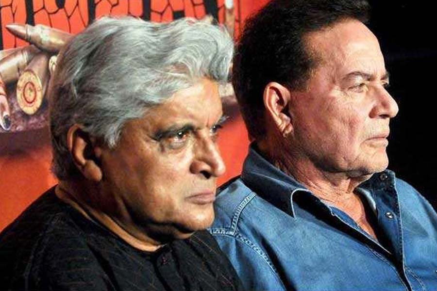 ‘জঞ্জীর’ ছবির চিত্রনাট্যের দায়িত্বে ছিলেন সেলিম-জাভেদ। চিত্রনাট্যকার জাভেদ আখতার এই ছবির প্রসঙ্গে জানান, ছবির মুখ্যচরিত্রের জন্য নির্মাতাদের শেষ পছন্দ ছিলেন অমিতাভ।