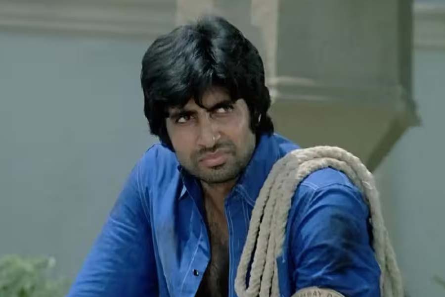 একাধিক বলি অভিনেতাকে‘জঞ্জীর’ ছবিতে অভিনয়ের প্রস্তাব দেওয়া হয়েছিল বলে জানান জাভেদ। কিন্তু তাঁরা সকলেই প্রস্তাব খারিজ করায় শেষে অমিতাভের কাছে প্রস্তাব নিয়ে হাজির হন নির্মাতারা।