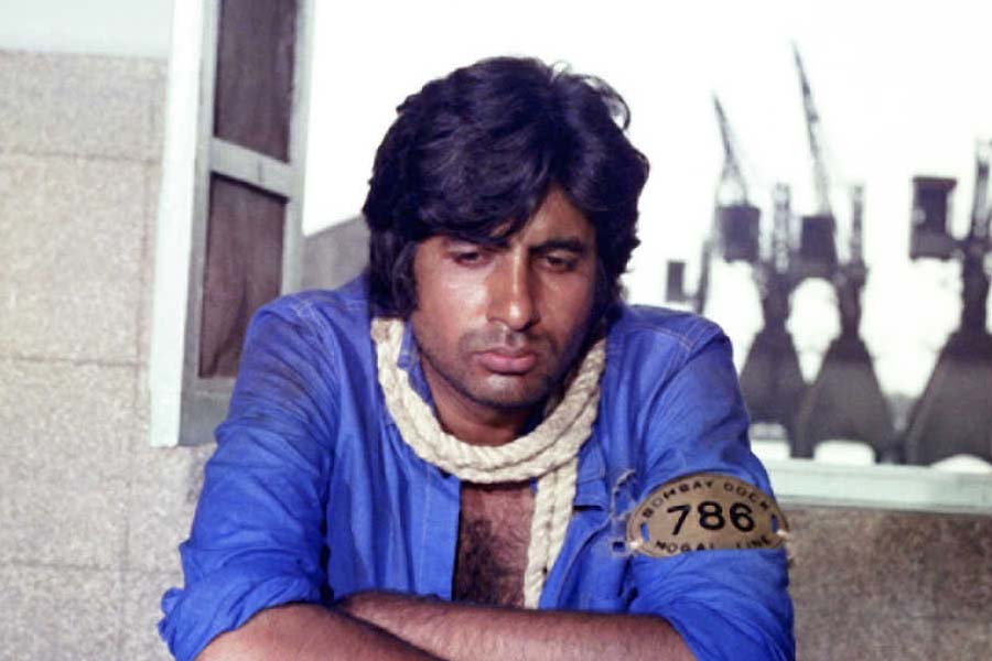 ১৯৭৫ সালে যশ চোপড়ার পরিচালনায় প্রেক্ষাগৃহে মুক্তি পায় ‘দিওয়ার’ ছবিটি। এই ছবিতে অমিতাভের পাশাপাশি অভিনয় করেছিলেন শশী কপূর, নীতু কপূর, পরভিন ববির মতো বলি তারকারা।