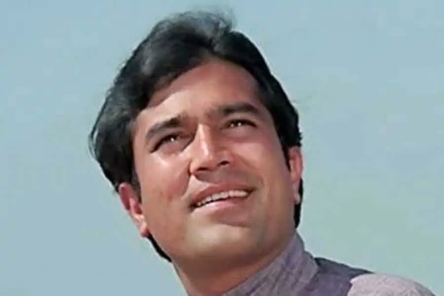 ‘দিওয়ার’ ছবির জন্য প্রথমে রাজেশ খন্নাকে প্রস্তাব দিয়েছিলেন নির্মাতারা। কিন্তু সেই প্রস্তাব খারিজ করে দেন রাজেশ। রাজেশের পর অমিতাভের কাছে প্রস্তাব নিয়ে যাওয়া হলে মুখ্যচরিত্রে অভিনয় করতে রাজি হন বিগ বি।