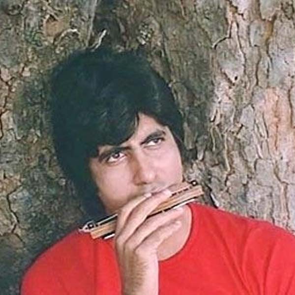 ‘শোলে’ ছবিতে জয় চরিত্রে অভিনয় করতে দেখা যায় অমিতাভকে। কিন্তু প্রথমে এই চরিত্রে অভিনয়ের প্রস্তাব দেওয়া হয়েছিল বলি অভিনেতা শত্রুঘ্ন সিন্‌হাকে। তিনি রাজি না হলে অমিতাভকে অভিনয়ের প্রস্তাব দেওয়া হয়।