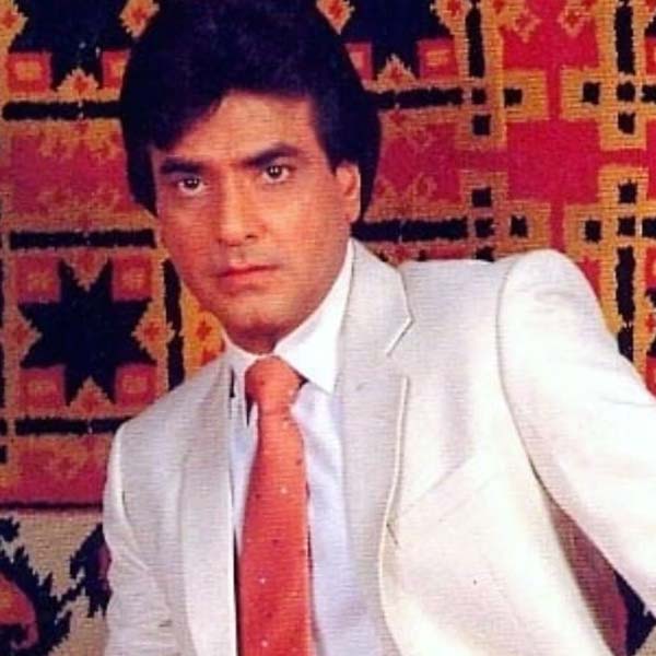 কিন্তু ডনের চরিত্রে অভিনয় করতে রাজি হননি জীতেন্দ্রও। বলিপাড়া সূত্রে খবর, জীতেন্দ্র ‘ডন’ ছবিতে অভিনয়ের প্রস্তাব ফিরিয়ে দিলে বলি অভিনেতা দেব আনন্দকে মুখ্যচরিত্রের জন্য প্রস্তাবদেওয়া হয়।