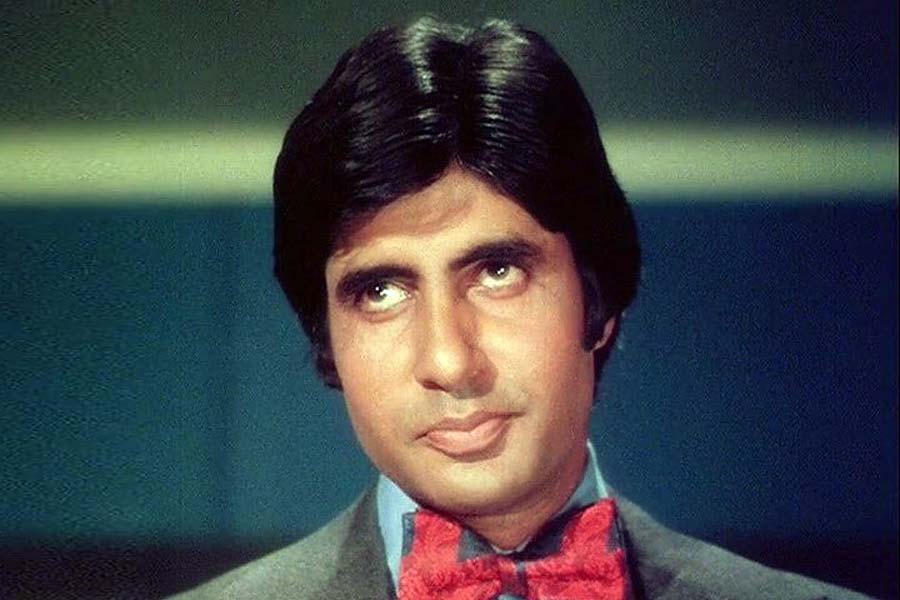 বলিপাড়া সূত্রে খবর, দেব আনন্দ যখন ‘ডন’ ছবিতে অভিনয়ের প্রস্তাব ফিরিয়ে দেন তখন অমিতাভের কাছে যান নির্মাতারা। শেষমেশ ডনের চরিত্রে অভিনয় করতে রাজি হন বিগ বি। ‘ডন’ ছবিটিও অমিতাভের কেরিয়ারের অন্যতম মাইলফলক হয়ে রয়েছে।