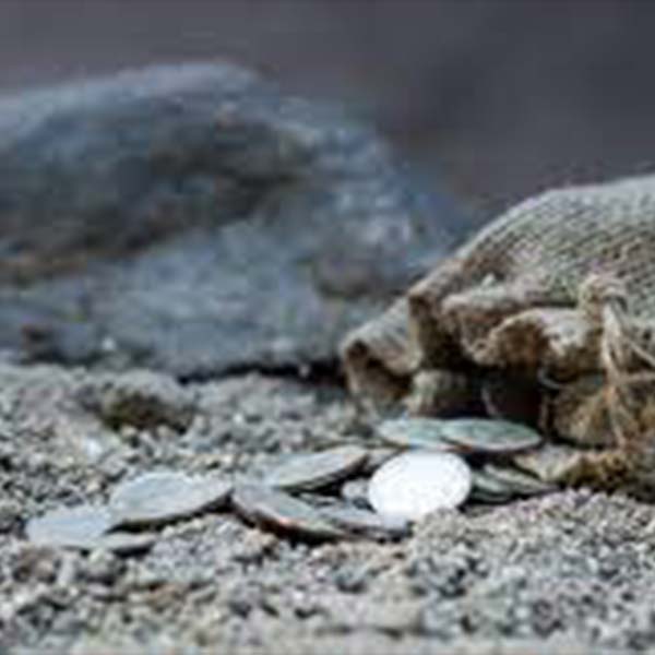 কিন্তু, আরও একটি কাহিনি খ্রিস্টীয় সমাজে প্রচলিত হয় যে, ‘জুডাস-মুদ্রা’গুলির সব ক’টি পোপতন্ত্রের হাতে এসে পড়েনি। ২৫-২৬টি মুদ্রা নাকি তারা উদ্ধার করতে সমর্থ হয়। বাকিগুলির সন্ধান পাওয়া যায়নি।