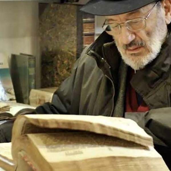 ইউরোপে যখন খ্রিস্টধর্মের একচ্ছত্র আধিপত্য, তখন যিশু খ্রিস্টের জীবনের সঙ্গে জড়িত বিভিন্ন প্রত্নবস্তুকে বিভিন্ন গির্জায় সংরক্ষণের কাজ শুরু হয়। মধ্যযুগের সংস্কৃতি বিষয়ে বিশেষজ্ঞ এবং দার্শনিক উমবের্তো একো তাঁর বেশ কিছু রচনায় এই সব প্রত্নবস্তুকে নেহাতই নকল বলে বর্ণনা করেছেন। তাঁর মতে, এগুলি জনগণের মধ্যে খ্রিস্টধর্ম সম্পর্কে সমীহ তৈরির প্রচেষ্টা ছাড়া অন্য কিছুই ছিল না। সুতরাং, ‘জুডাস কয়েনস’ নামে যদি কোনও কিছু ইউরোপে প্রবেশ করেও থাকে, সেগুলি একান্ত ভাবেই নকল।