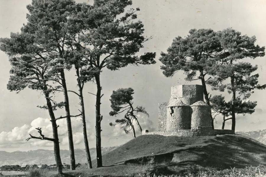 কিন্তু সাধারণ মানুষ নিকষ সত্যের চেয়ে কল্পনাকে গুরুত্ব দিতে ভালবাসেন। ‘অভিশপ্ত মুদ্রা’ নিয়ে ক্রমাগত কাহিনি পল্লবিত হতে থাকে মধ্যযুগ থেকে। শোনা যায়, দক্ষিণ-পূর্ব ইউরোপের দেশ ক্রোয়েশিয়ার নিন শহরের চার্চ অফ সেন্ট অ্যাসেলায় একটি মুদ্রা সংরক্ষিত রয়েছে।