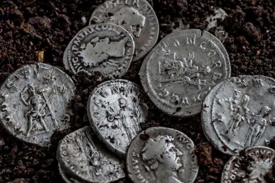 নিনের গির্জায় রাখা মুদ্রাটির প্রসঙ্গে এ কথাও বলা হয়ে থাকে যে, জুডাস-মুদ্রা বিশ্বের বিভিন্ন জায়গায় ছড়িয়ে রয়েছে। কিন্তু তাদের চিনতে পারা খুব সহজ নয়। এখন প্রশ্ন হল, কী উপায়ে বোঝা যাবে যে, কোন মুদ্রা কুখ্যাত ‘জুডাস কয়েন’?