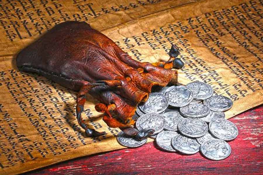 মধ্যযুগে কোনও কোনও গির্জায় জুডাস-মুদ্রা হিসাবে কিছু প্রাচীন গ্রিক রৌপ্যমুদ্রা প্রদর্শন করত। সেই মু্দ্রাগুলিতে গ্রিক সূর্যদেবতা হেলিওসের মুখ খোদিত ছিল। সূর্যের কিরণরেখাগুলিকে খ্রিস্টীয় যাজক ও সন্ন্যাসীরা খ্রিস্টের কাঁটার মুকুট হিসেবে দেখাতে শুরু করেন।