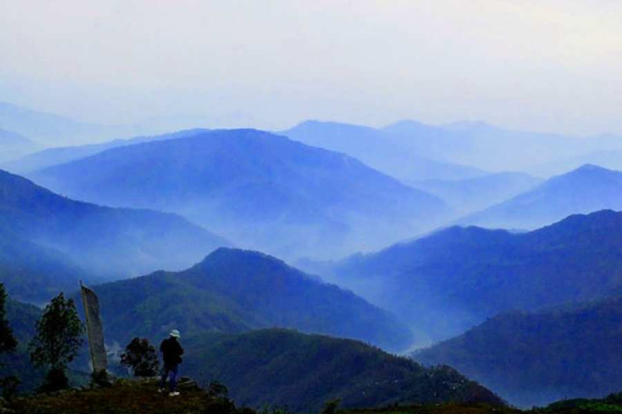 আপনি পক্ষীপ্রেমী?  নানা বিরল প্রজাতির পাখি দেখতে,  দেশি-বিদেশি পাখিদের কুহুকলতাল শুনলে মন ভীষণ ভাল হয়ে যায় আপনার?  সেই মনটা পুজোর মুখে আবার উস্কে যাচ্ছে?তা হলে পুজোর ছুটিতে আপনার আদর্শ বেড়ানোর জায়গা হতেই পারে লাটপাঞ্চার। পাখিদের স্বর্গরাজ্য। চিন্তা নেই,  সঙ্গে সেখানে থাকছে দুর্গা দর্শনের সুযোগও!