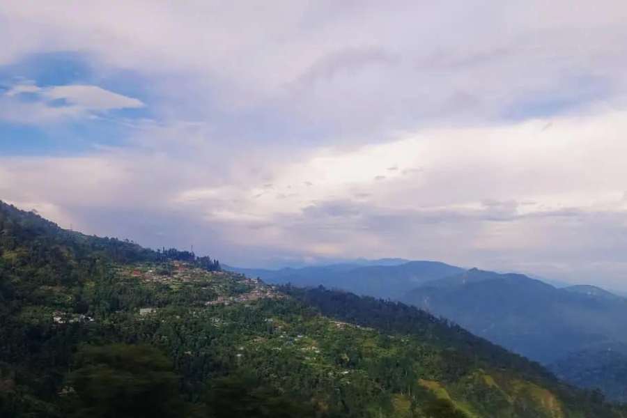 সমুদ্রপৃষ্ঠ থেকে ৪৫০০ ফুট উচুতে বেশ বড় এক নেপালি গ্রাম। ঝকঝকে সুন্দর রাস্তাঘাট। রাস্তার পাশেই রয়েছে মা দুর্গার মন্দির। শারদীয়ার পাঁচ দিন সেখানে আলাদা করে ধুমধামের সঙ্গে মায়ের পুজো হয়। অঞ্জলিও দিতে পারবেন। 