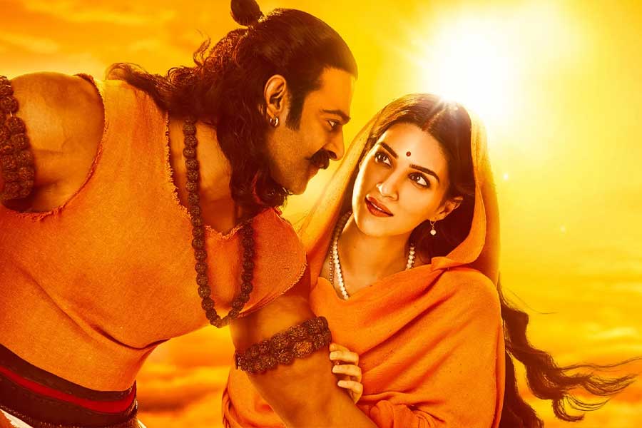 বলিপাড়ার একাংশের অনুমান, প্রভাস এখনও পর্যন্ত তাঁর কেরিয়ারে যতগুলি ছবিতে অভিনয় করেছেন সেগুলির মধ্যে ‘আদিপুরুষ’ই সবচেয়ে ব্যর্থ। বক্স অফিসে ২২৫ কোটি টাকার লোকসান করেছে ‘আদিপুরুষ’। কিন্তু দক্ষিণী ফিল্মজগতে যে ‘আদিপুরুষ’-এর চেয়েও ব্যর্থ ছবিতে প্রভাস অভিনয় করেছেন তা জানেন কি?