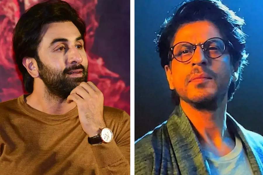 ‘ব্রহ্মাস্ত্র’ ছবির প্রথম পর্বে পার্শ্বচরিত্রে অভিনয় করতে দেখা যায় শাহরুখ খানকে। স্বল্প সময়ের জন্য হলেও দর্শকের মনে ছাপ ফেলে দেন তিনি। বলিপাড়া সূত্রে খবর, এই ছবিতে অভিনয়ের জন্য কোনও পারিশ্রমিক নেননি শাহরুখ।