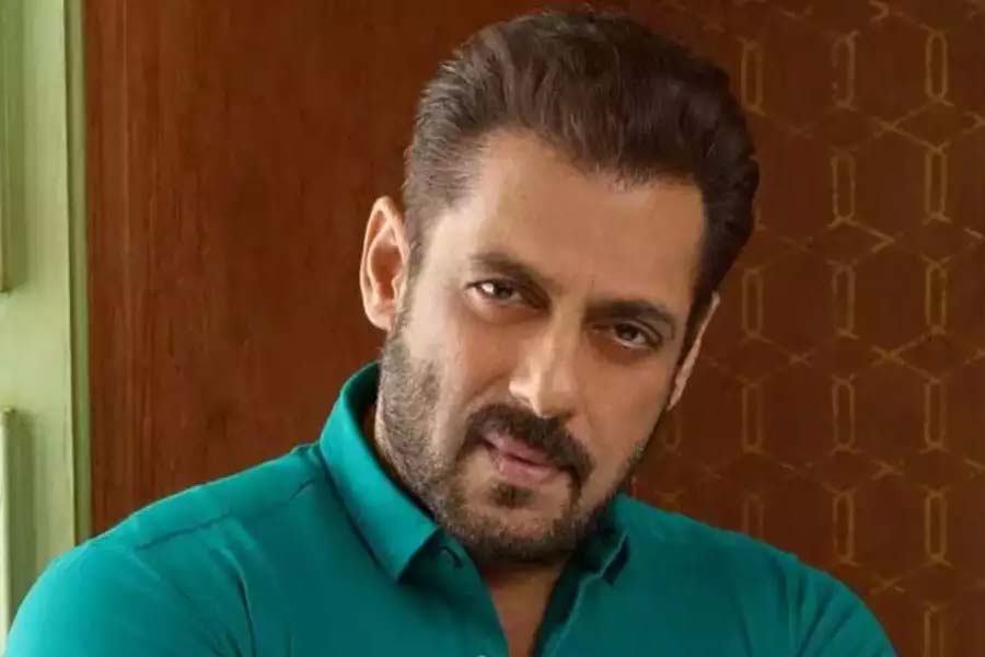 বলিপাড়া সূত্রে খবর, ‘সন অফ সর্দার’, ‘তিস মার খান’ এবং ‘ফাগলি’ ছবিতে অতিথিশিল্পী হিসাবে অভিনয় করে কোনও পারিশ্রমিক নেননি সলমন।