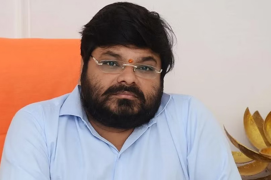 প্রযোজক অভিষেক আগরওয়াল।