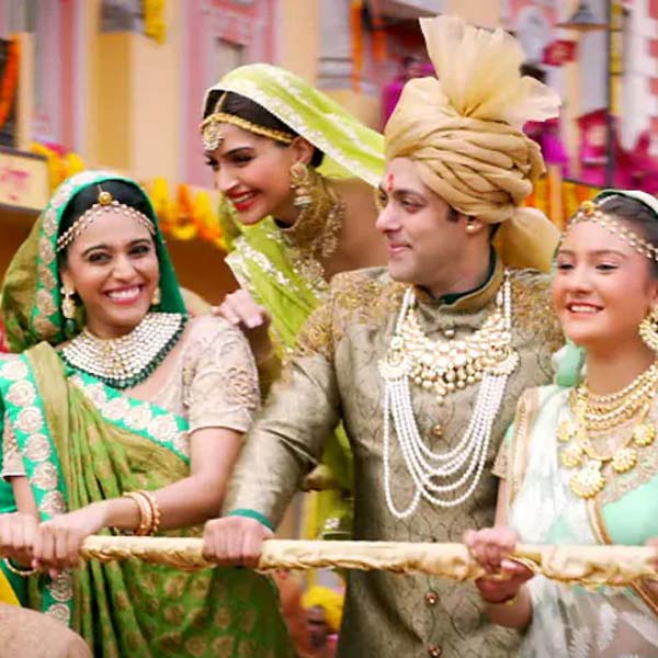 ২০১৫ সালে প্রেক্ষাগৃহে মুক্তি পায় ‘প্রেম রতন ধন পায়ো’। এই ছবির পরিচালনার দায়িত্বে ছিলেন সুরজ বরজাতিয়া। সলমনের সঙ্গে সুরজের বন্ধুত্ব বহু বছরের। বলিপাড়া সূত্রে খবর, সুরজ পরিচালিত ছবিতে মুখ্যচরিত্রে অভিনয় করলেও কোনও পারিশ্রমিক নেননি সলমন।