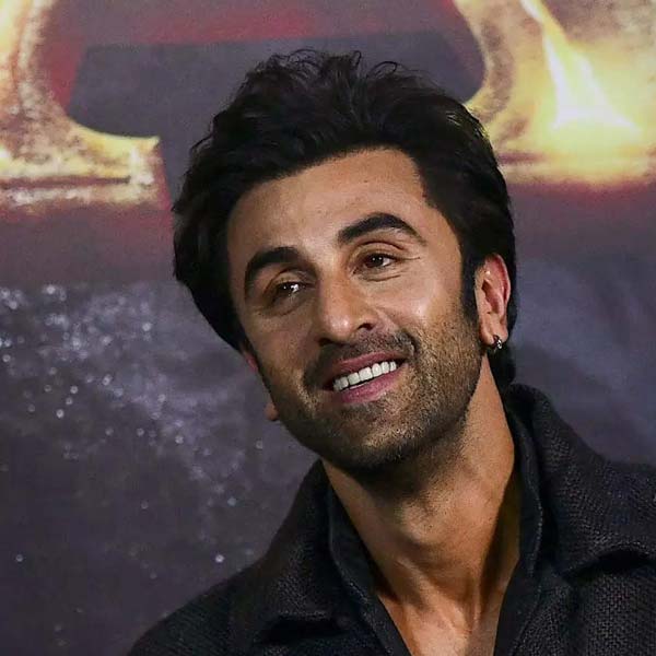 চলতি বছরের মার্চ মাসে প্রেক্ষাগৃহে মুক্তি পায় ‘তু ঝুটি ম্যায় মক্কর’ ছবিটি। বলিপাড়া সূত্রে খবর, এই ছবিতে বিনা পারিশ্রমিকে মুখ্যচরিত্রে অভিনয় করেন বলি অভিনেতা রণবীর কপূর।