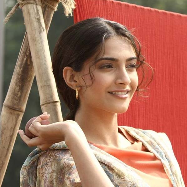 বলিপাড়া সূত্রে খবর, ‘ভাগ মিলখা ভাগ’ ছবিতে বিনা পারিশ্রমিকে অভিনয় করেন সোনম। এক পুরনো সাক্ষাৎকারে সোনম জানান, এই ছবির চিত্রনাট্য শুনে তাঁর এতই পছন্দ হয়েছিল যে তিনি বিনা পারিশ্রমিকে অভিনয় করতে রাজি হয়ে যান। তবে ছবির শেষে পারিশ্রমিক হিসাবে তাঁকে ১১ টাকা দেওয়া হয়েছিল বলে জানান অভিনেত্রী।