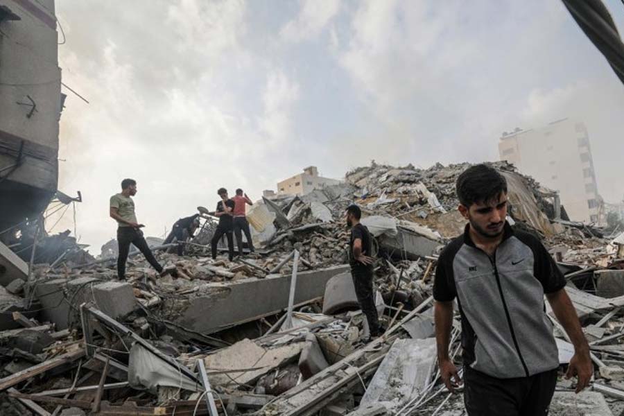 মুহুর্মুহু রকেট হামলা চলছে ইজ়রায়েলের মাটিতে। ইজ়রায়েলেও সেই হামলা প্রতিরোধের পাশাপাশি একের পর এক বিমানহানা চালাচ্ছে। দু’পক্ষের এই লড়াইয়ে অভিযোগ উঠছে, গাজ়ায় হামলা চালাতে ফসফরাস বোমা ব্যবহার করছে ইজ়রায়েল। আর এই বোমা ব্যবহার ঘিরেই নতুন বিতর্ক মাথাচাড়া দিচ্ছে।