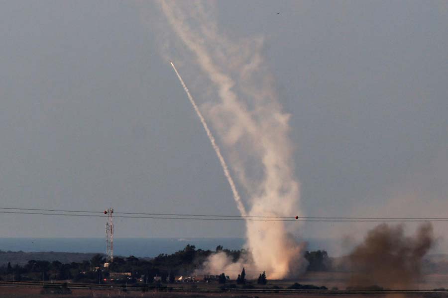 দ্বিতীয় বিশ্বযুদ্ধের সময় সাদা ফসফরাস বোমার যথেচ্ছ ব্যবহার হয়েছিল। জার্মানির বিরুদ্ধে এই ধরনের বোমা ব্যবহার করেছিল আমেরিকা। এমনও দাবি করা হয়, সেনাদের বিরুদ্ধে ব্যবহার ছাড়াও জেনেবুঝে জার্মানির বসতি এলাকাগুলিতেও এই বোমা ব্যবহার করা হয়েছিল। ইরাক যুদ্ধের সময়েও এই বোমা ব্যবহারের অভিযোগ উঠেছিল আমেরিকার সেনার বিরুদ্ধে।