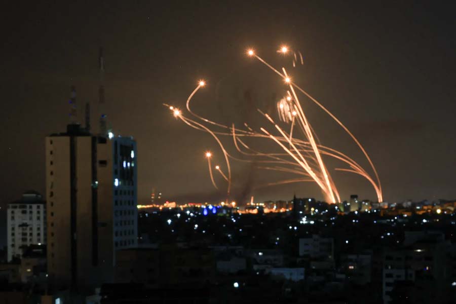 সিরিয়ার বাশার-আল-আসাদের সরকারের বিরুদ্ধেও ফসফরাস বোমা এবং রায়াসনিক অস্ত্র ব্যবহারের অভিযোগ ওঠে। এ ছাড়া গত বছরে ইউক্রেনের বিরুদ্ধে রাশিয়া সামরিক অভিযান চালায়, সেই অভিযানেও এই ফসফরাস বোমার যথেচ্ছ ব্যবহার হয়েছে বলে অভিযোগ ওঠে।