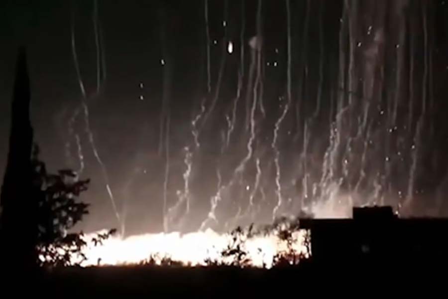 হামাসের বিরুদ্ধে সাম্প্রতিক যুদ্ধে যে ফরফরাস বোমার ব্যবহারের অভিযোগ উঠছে, তা নিয়ে তদন্ত করছে রাষ্ট্রপুঞ্জ। সত্যিই কি এই বোমার ব্যবহার করছে ইজ়রায়েল? যদি ব্যবহার করে থাকে, তা হলে কি তাদের বিরুদ্ধে যুদ্ধাপরাধের মামলা হবে, এই প্রশ্নও ঘুরপাক খাচ্ছে।